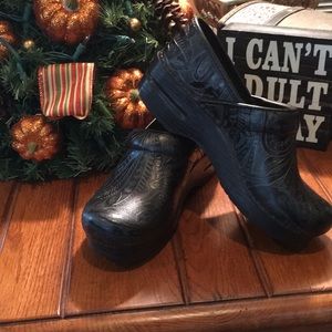 🖤Black tooled leather Dankso clogs🖤